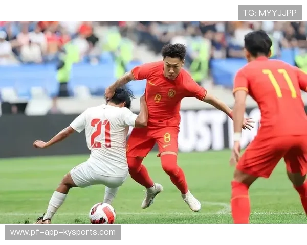 中国足球比赛火爆热播，球员表现逐渐成熟，中国足球队的比赛